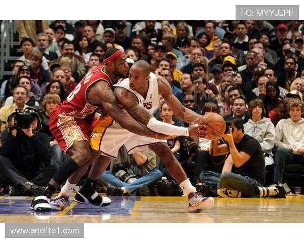 科比与詹姆斯巅峰对决全场精彩录像回顾与分析 科比与詹姆斯巅峰对决全场精彩录像回顾与分析